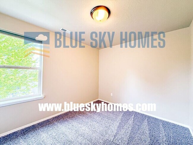 Building Photo - 1868 N Justin Ave