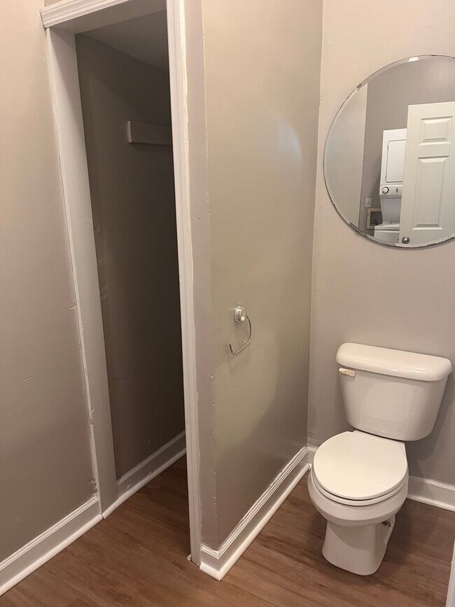 Building Photo - MOVE IN SPECIAL $250.00 OFF 1st Month's Rent- 2 bedroom, 1.5 bath apartment with W/D unit and sha...