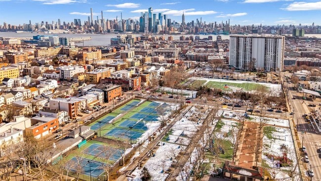 Building Photo - 605 New York Ave