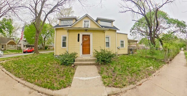 Building Photo - 3D Tour Available - Hot Tub + Fenced-In Yard + Washer & Dryer Included! Available July 3rd!