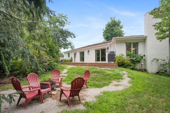 Building Photo - 5 Bed/4.5 Bath Undergrads OK Close to VT