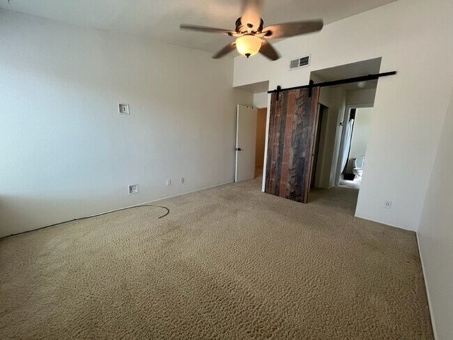 Building Photo - Spacious 3bed 2.5bath 2 story home available now!