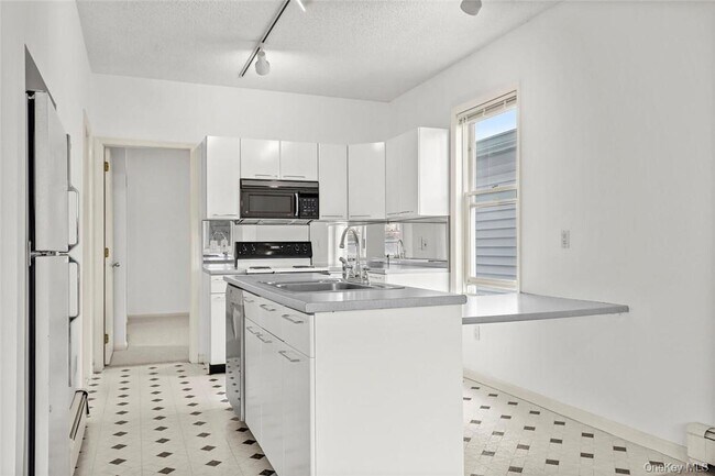 Building Photo - 54 Wildey St