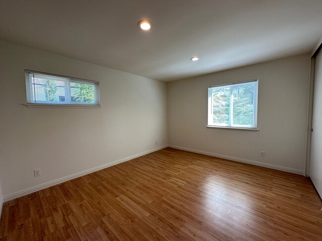 Building Photo - Lovely Remodeled 4 bedroom 2.5 bathroom ho...