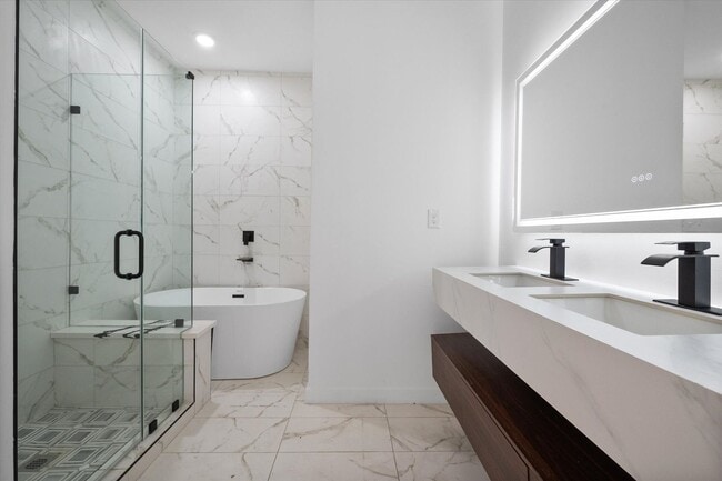 Building Photo - Spacious Townhouse in Dallas