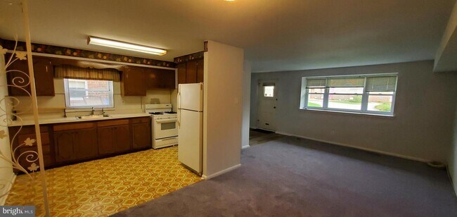 Primary Photo - 2170 Strahle St