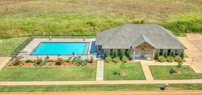 Building Photo - Edmond Home