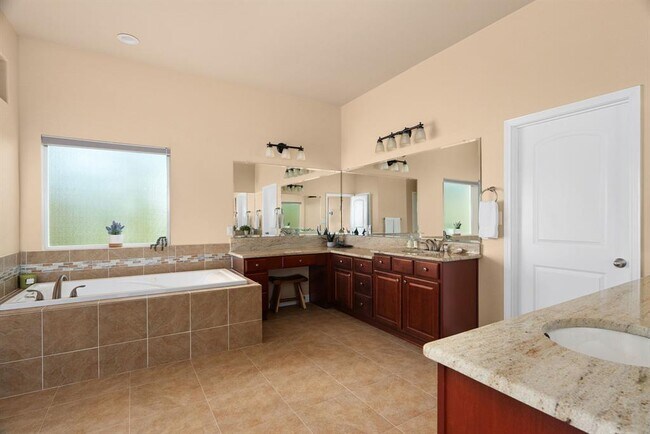 Building Photo - 1472 Kings Cove Dr