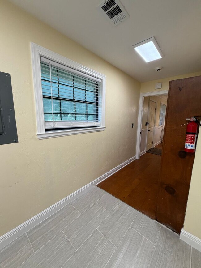 Building Photo - 8509 Little Scenic Ln