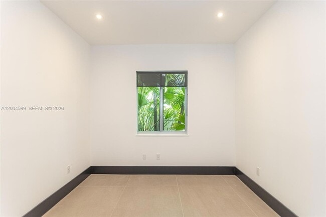 Building Photo - 2440 N Shore Terrace