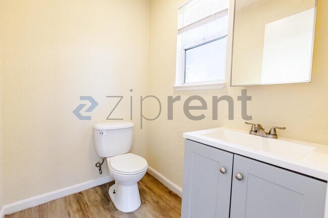 Building Photo - 3520 Y St