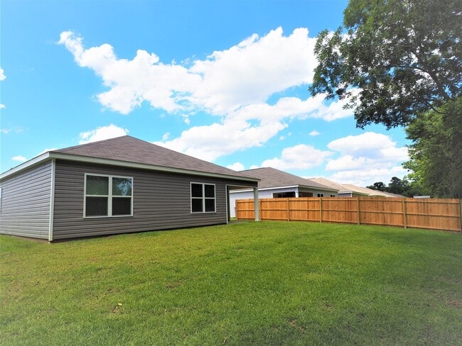 Building Photo - 4 Bedroom home with community pool!