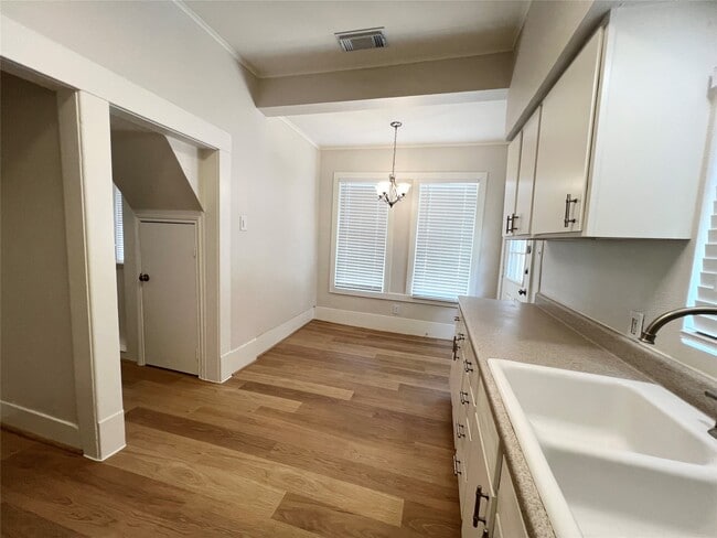 Building Photo - 421 E Myrtle St