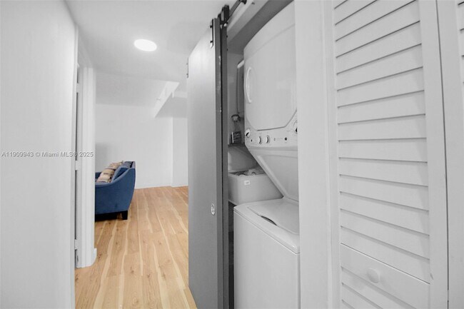 Building Photo - 1621 Collins Ave