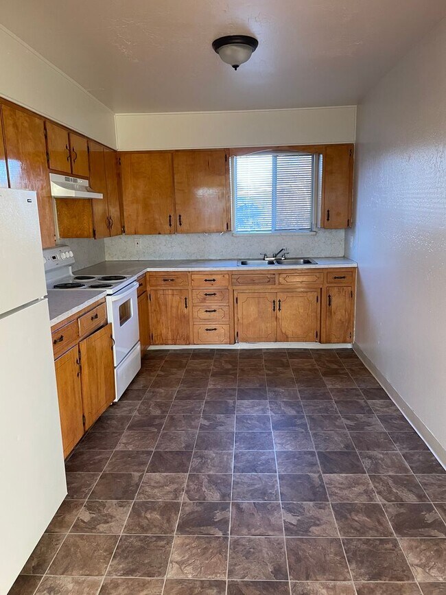 Building Photo - 2 BED/1 BATH - END UNIT WITH CITY VIEW & PET FRIENDLY