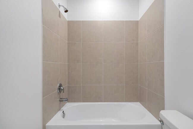 Building Photo - Beautiful New 3-Bedroom Townhome in Davenport — Includes Resort Pool, Modern Clubhouse & Family P...
