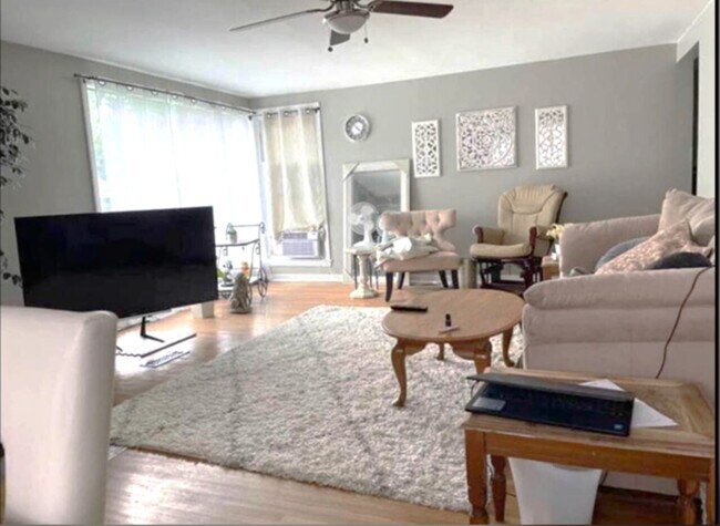 Building Photo - Single Family 4 bedrooms