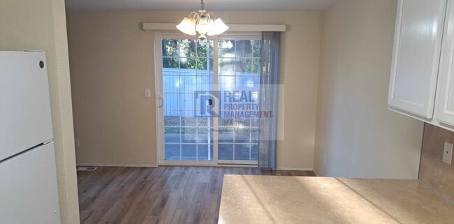 Building Photo - Check Out This Adorable 3 Bedroom, 2.5 Bath TownHome!