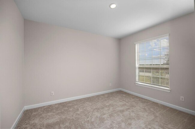 Building Photo - 3210 Banyan Dr