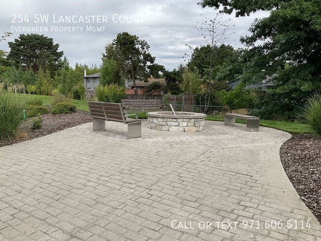 Building Photo - 254 SW Lancaster Ct