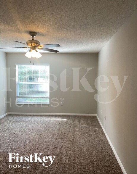 Building Photo - 917 Yellowbird Ave