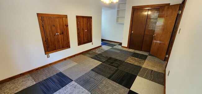 Building Photo - 226 N High Bridge Rd