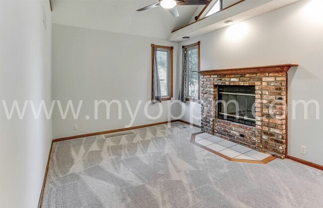 Building Photo - Beautiful 2 Bedroom / 1 Bathroom Home | Ne...