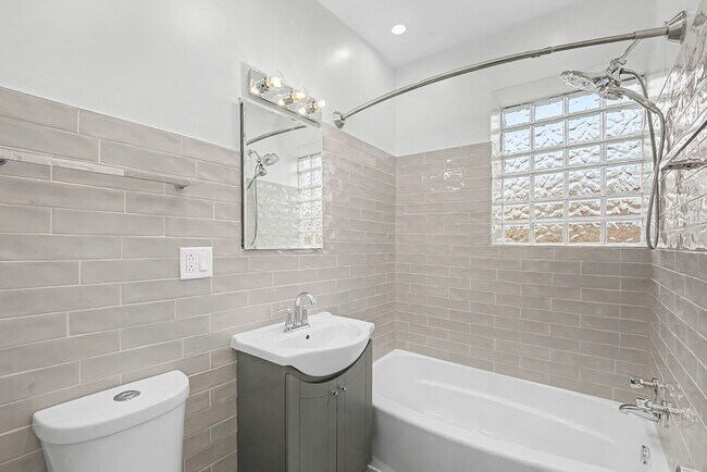 Building Photo - 2950 W Waveland Ave