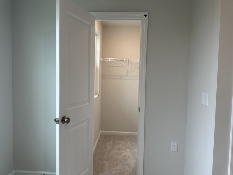 Building Photo - 2517 Kasota Ln