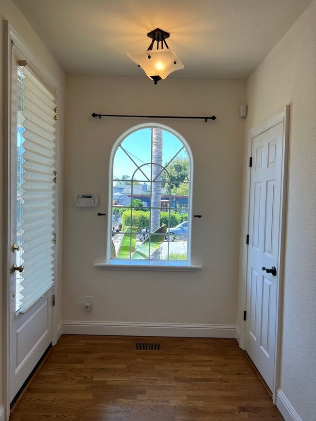 Building Photo - Prospects Heights Charmer 3bd / 2.5ba House