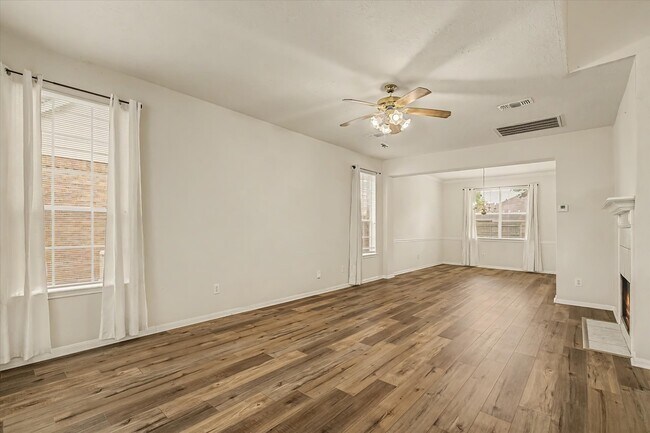 Building Photo - 10840 Sycamore Dr N
