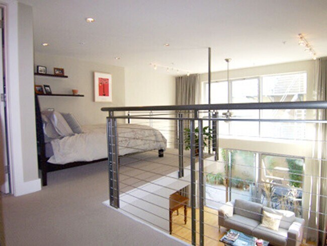 Building Photo - Epic REA/Azari PM: Private Oasis, 1 BR/ 1....