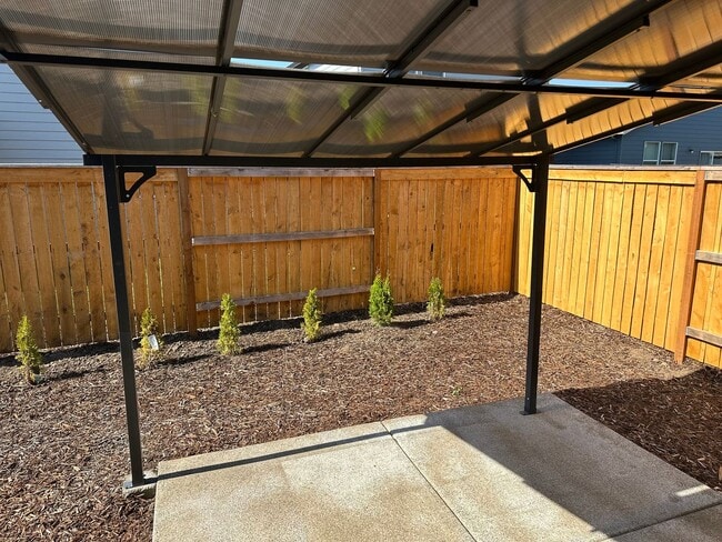 Building Photo - Newer 4 bedroom 2.5 bathroom house!