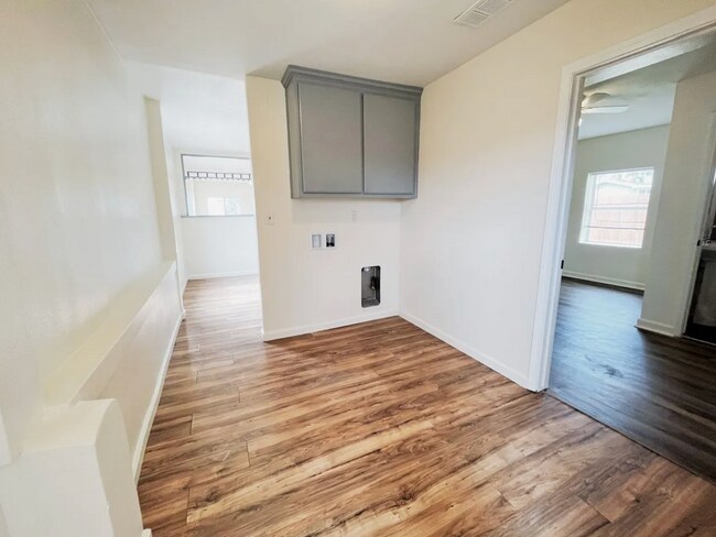 Building Photo - Beautiful 4 Bedroom 2 Bath