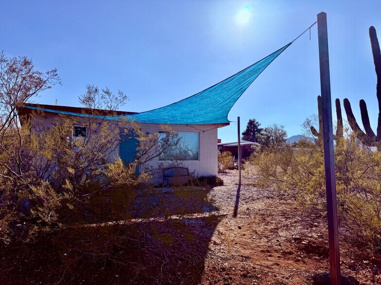 Building Photo - 1702 N Greasewood Rd