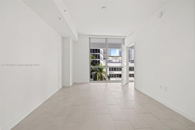 Building Photo - 2150 N Bayshore Dr