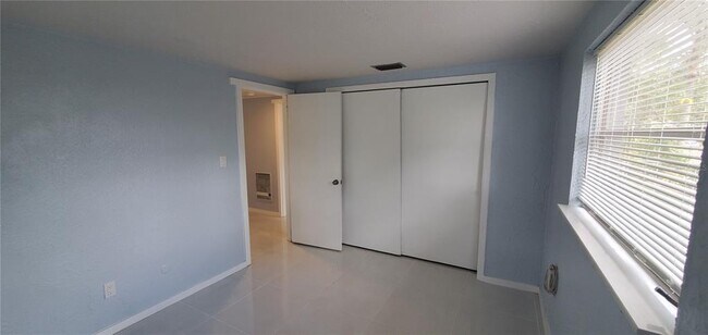 Building Photo - 5529 Nutmeg Ave