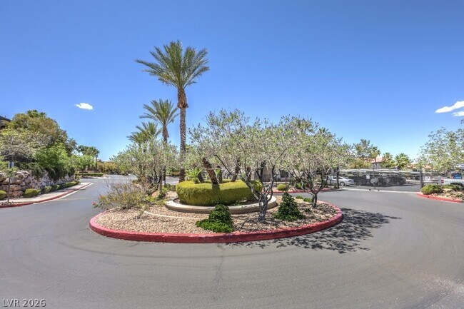 Building Photo - 950 Seven Hills Dr