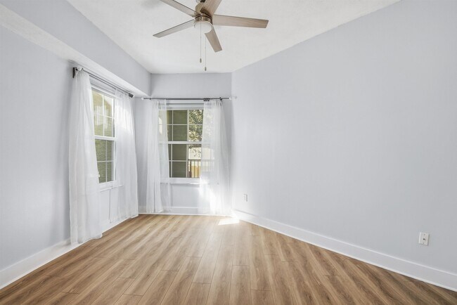 Building Photo - 2005 Mariposa Vista Ln