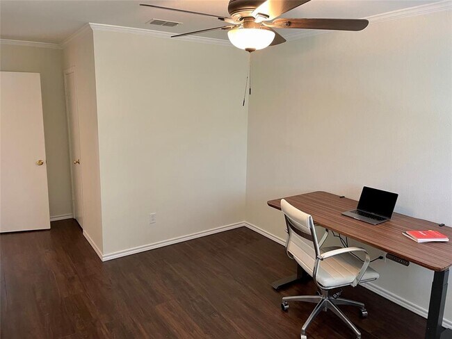 Building Photo - 880 Tully St