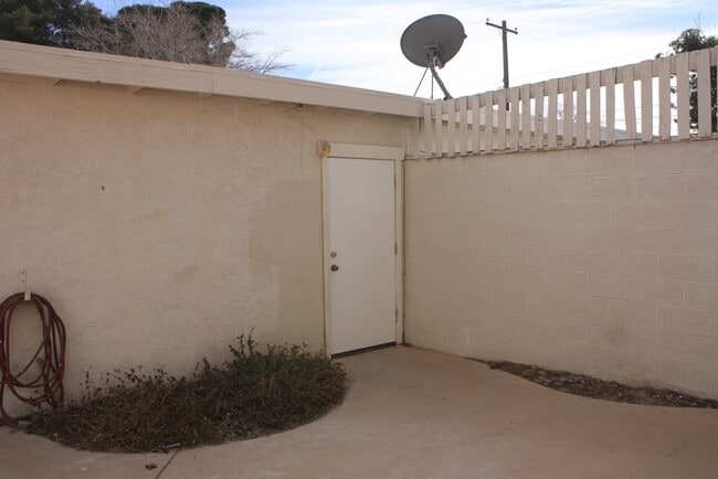 Building Photo - Superb Dual Master Townhome!