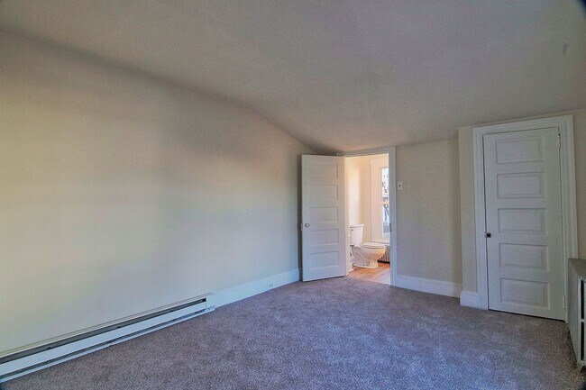 Building Photo - Manatawny Street 264/266