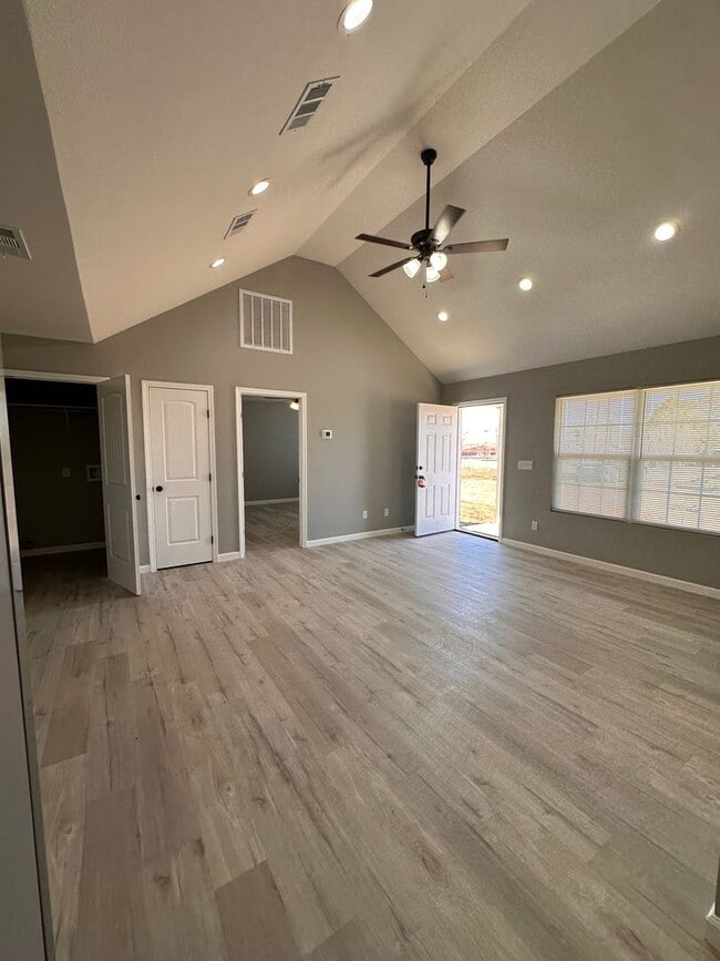 Building Photo - 3 Bed 2 Bath Brick Home with Fenced in Backyard