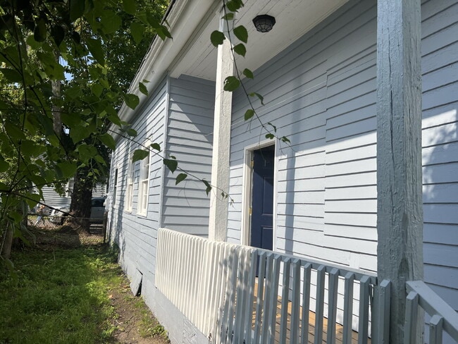 Building Photo - Charming 2 Bedroom Cottage Near King Mill ...
