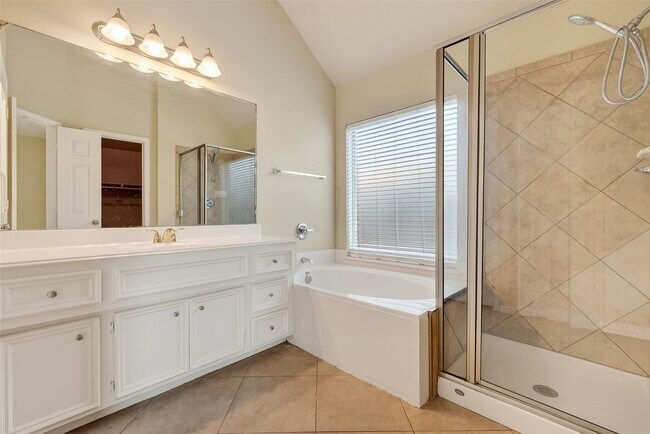 Building Photo - 2114 Thorn Berry Creek Ln