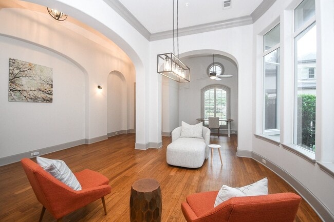 Building Photo - 2702 Tudor Manor