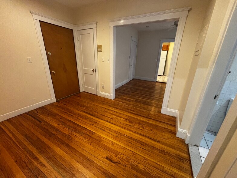 Building Photo - 208 Kelton St