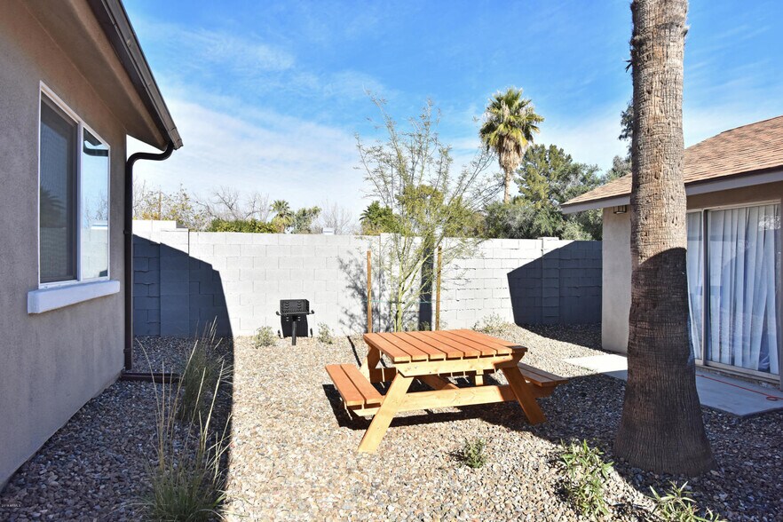 Building Photo - 2308 N 28th PL
