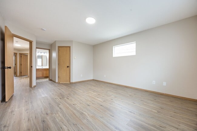 Building Photo - 4Bed/2.5 Bath available in SE Portland