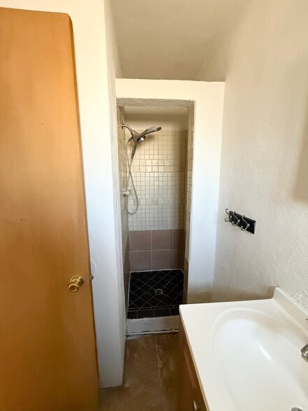 Bath - 208 Chama St NE